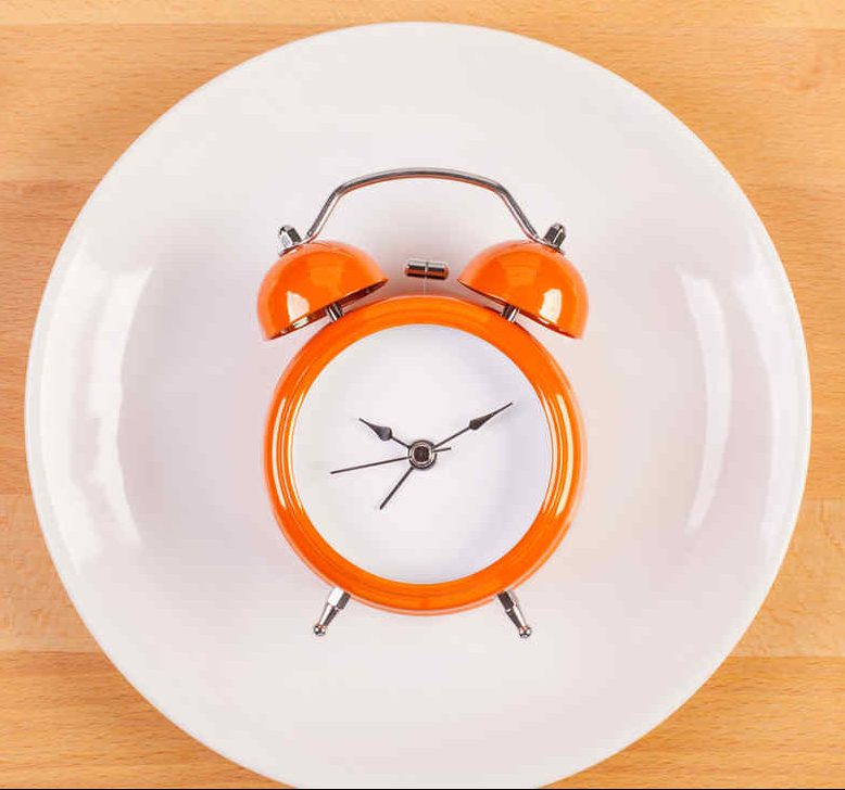 Reloj sobre un plato