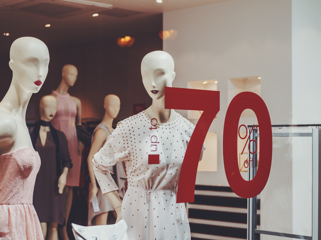 Escaparate con anuncio de 70% descuento