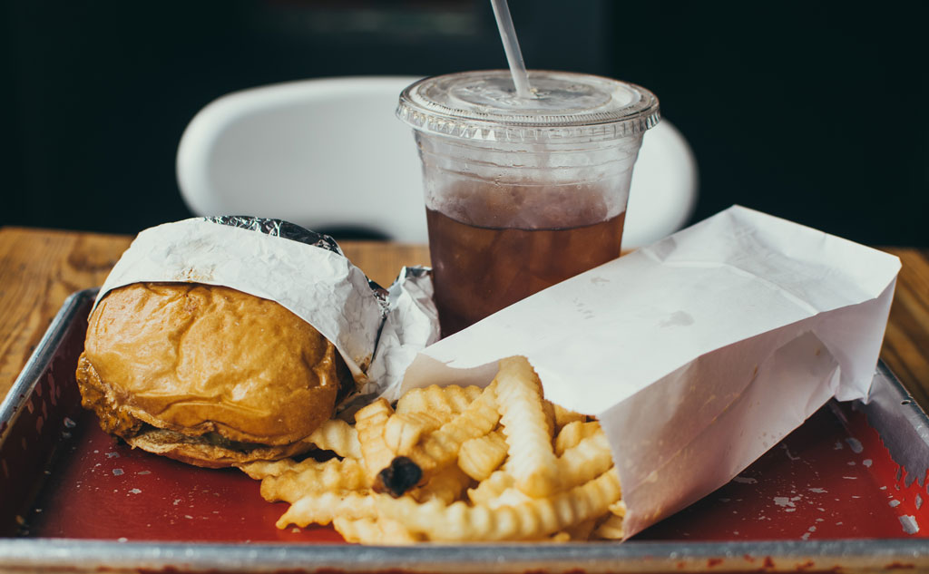 Hamburguesa con patatas fritas y refresco de cola